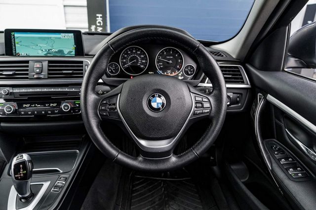 BMW 3 Series 2.0 320d Luxury Touring Auto xDrive (s/s) 5dr (2016) - Picture 18